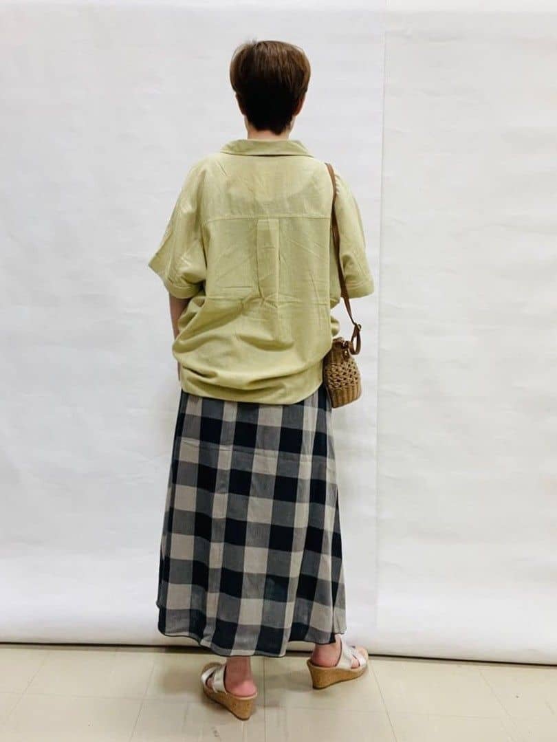 なっちゃんさんの「SHOO･LA･RUE｜【S-LL/UV/接触冷感/抗菌防臭】体型を自然にカバー フレンチリネンブレンド襟付ドルマンシャツ」を使ったコーディネート