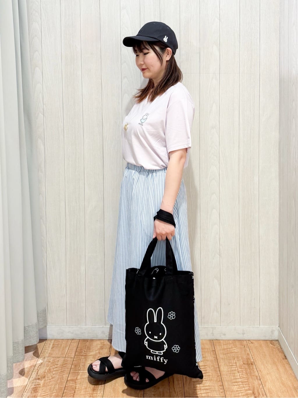 愛さんの「SHOO･LA･RUE｜【miffy】グラフィックTシャツ」を使ったコーディネート