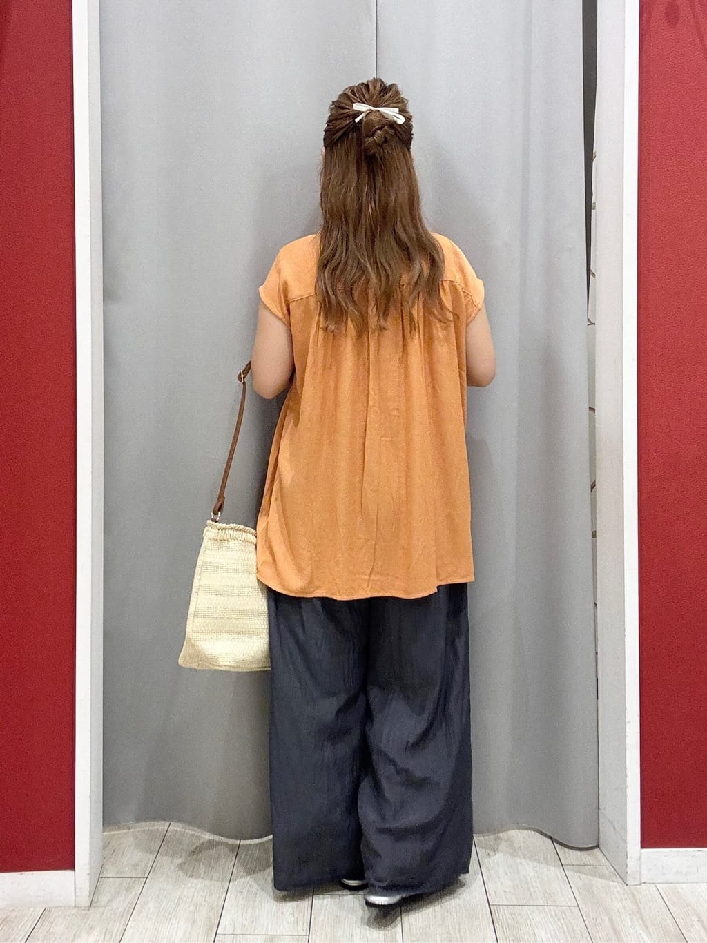 shioさんの「SHOO･LA･RUE｜【S-LL/洗濯後しわになりにくい】上品にきれい見え スラブギャザーブラウス」を使ったコーディネート