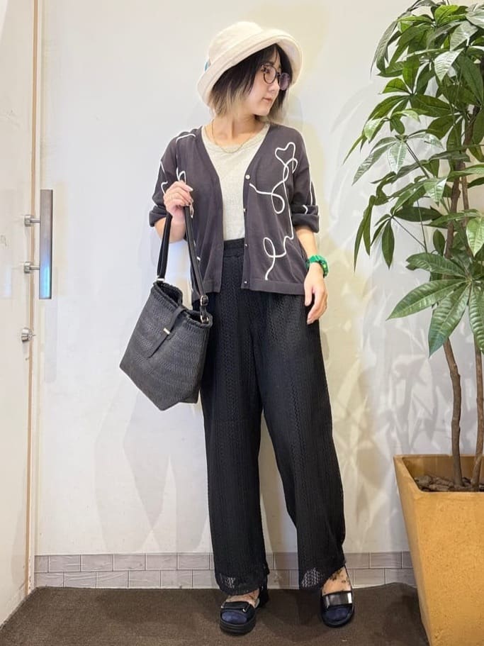 misakiさんの「SHOO･LA･RUE｜ニュアンスデザインがこなれ見え 刺繍デザイン シアーカーディガン」を使ったコーディネート
