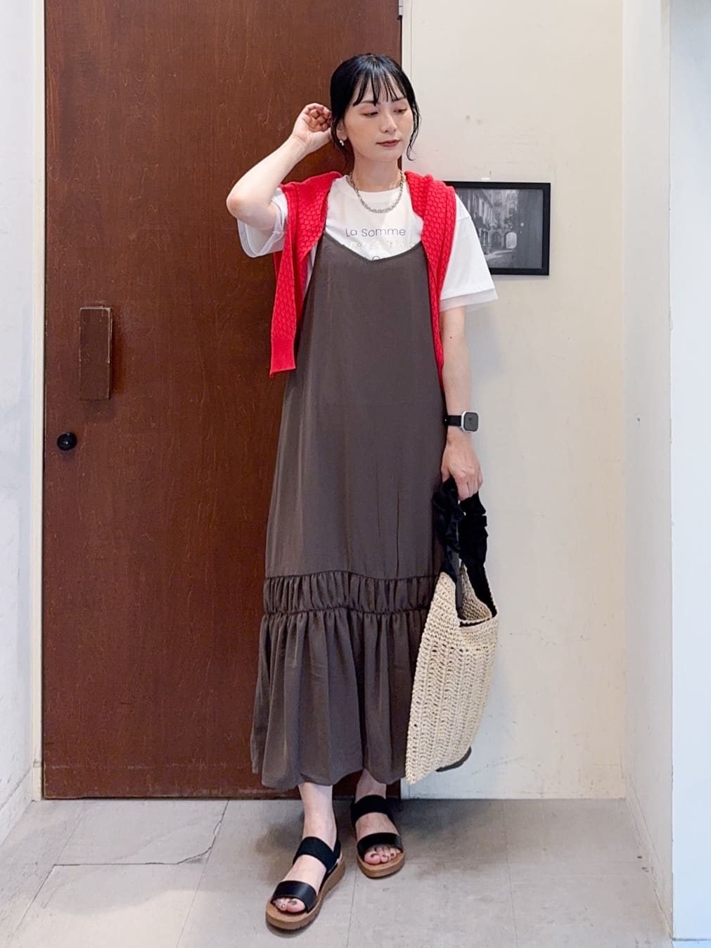 𝐇𝐢𝐫𝐨𝐦𝐢さんの「SHOO･LA･RUE｜【ひんやり】シャーリングがアクセントに 大人のデザインキャミワンピース」を使ったコーディネート