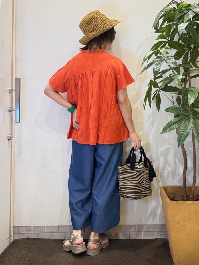 misakiさんの「SHOO･LA･RUE｜【洗える/S-LL/ひんやり】金ボタンがアクセント　大人のデニムガウチョパンツ」を使ったコーディネート