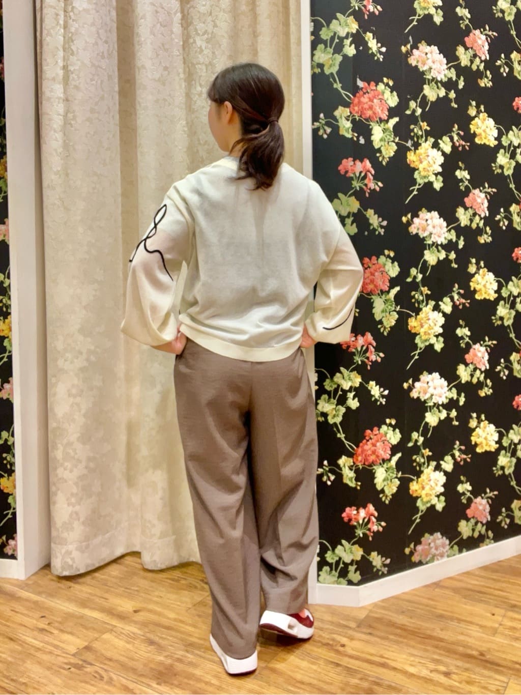 あもさんの「SHOO･LA･RUE｜ニュアンスデザインがこなれ見え 刺繍デザイン シアーカーディガン」を使ったコーディネート