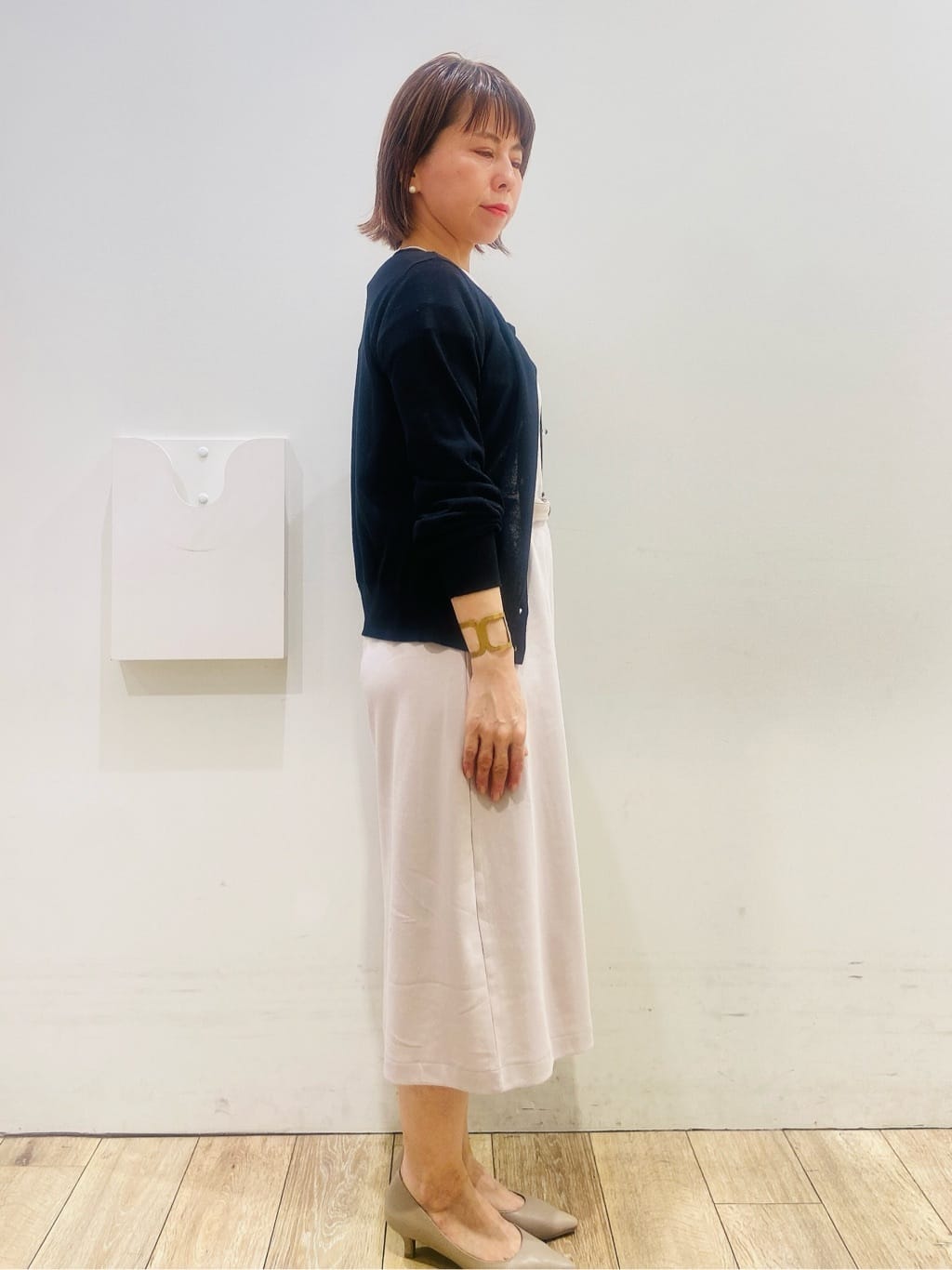 YUKOさんの「index｜《7色展開／XS-LLサイズ》ビジューボタンクルーネックカーディガン【洗濯機洗い可】」を使ったコーディネート