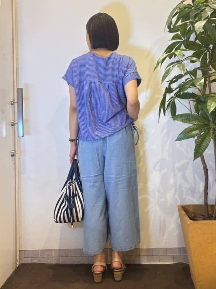 TOWAさんの「SHOO･LA･RUE｜【洗える/S-LL】シルエット変化を楽しめる サッカーストライプ柄スキッパートップス」を使ったコーディネート