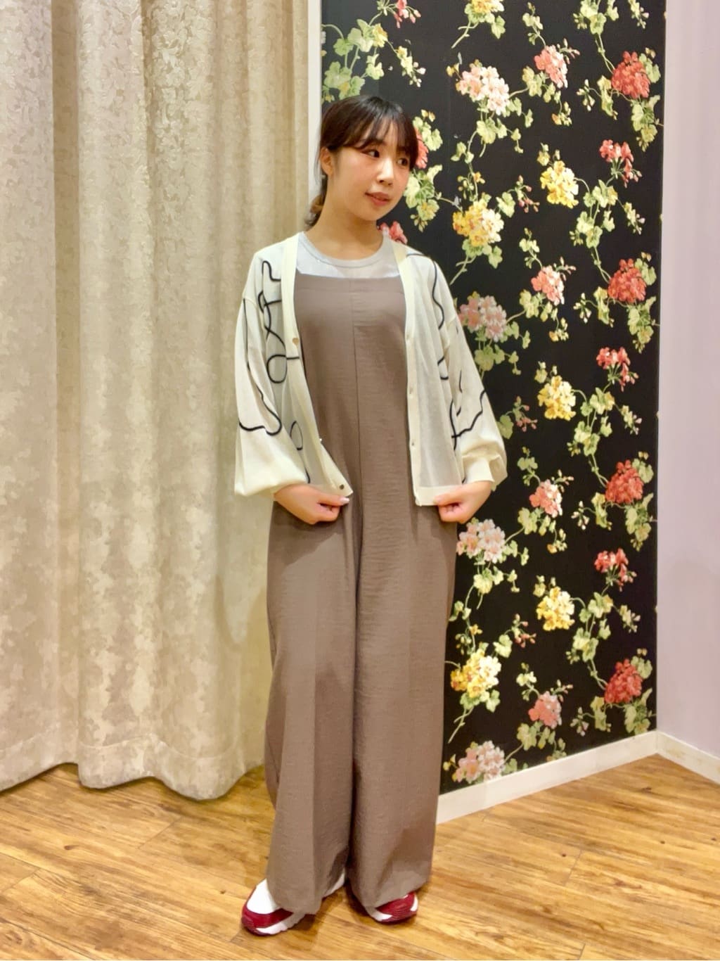 あもさんの「SHOO･LA･RUE｜ニュアンスデザインがこなれ見え 刺繍デザイン シアーカーディガン」を使ったコーディネート