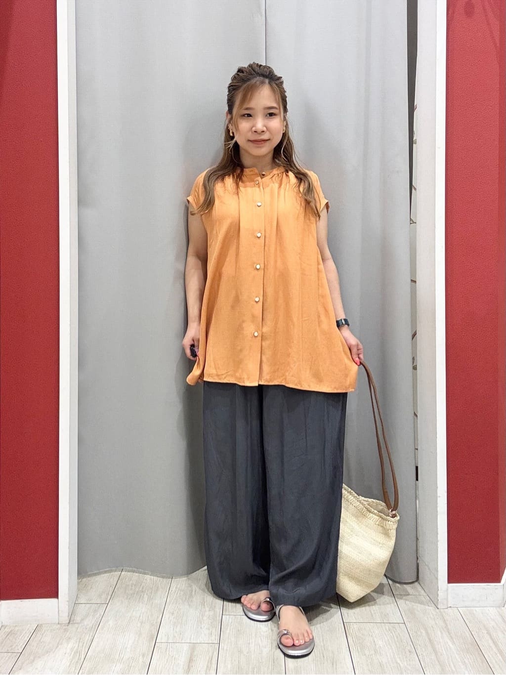 shioさんの「SHOO･LA･RUE｜【S-LL/洗濯後しわになりにくい】上品にきれい見え スラブギャザーブラウス」を使ったコーディネート