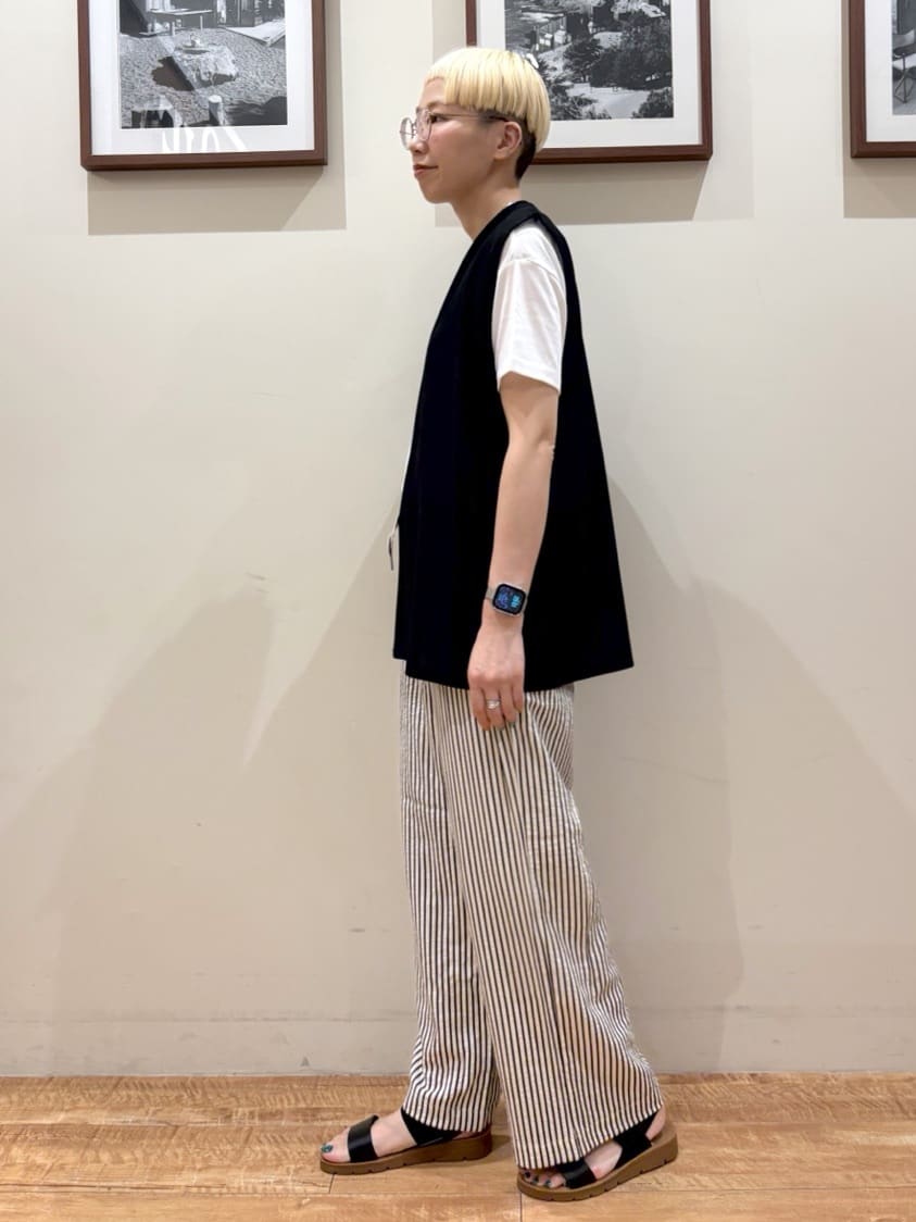 Ayumiさんの「SHOO･LA･RUE｜【2点セット】着回しいろいろ ジレ＋ロゴTシャツ」を使ったコーディネート