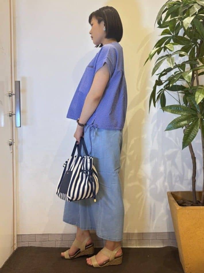 TOWAさんの「SHOO･LA･RUE｜【洗える/S-LL】シルエット変化を楽しめる サッカーストライプ柄スキッパートップス」を使ったコーディネート