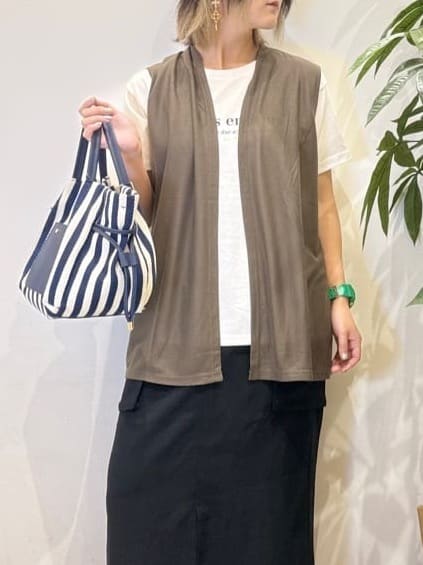 misakiさんの「SHOO･LA･RUE｜【2点セット】着回しいろいろ ジレ＋ロゴTシャツ」を使ったコーディネート