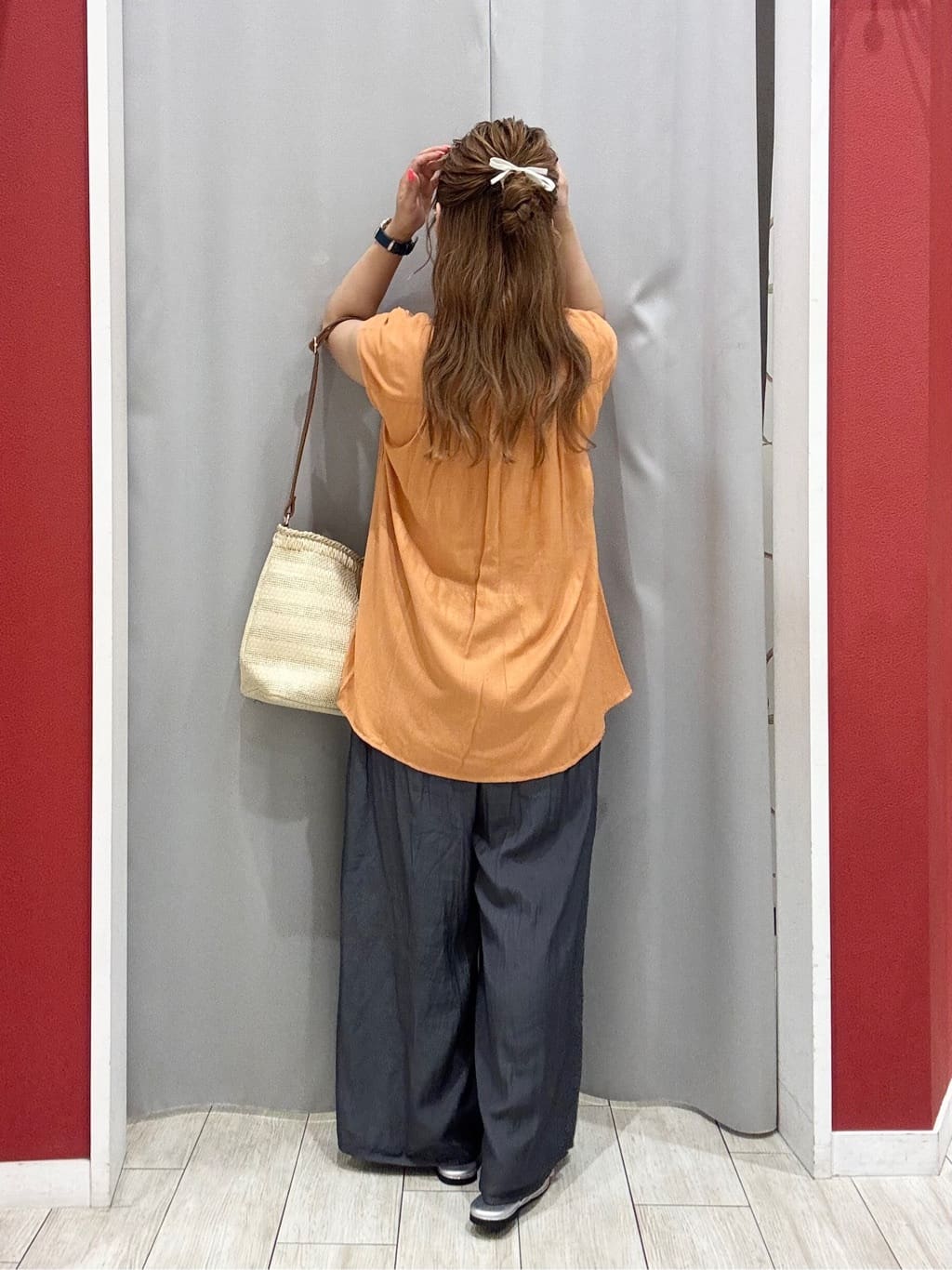 shioさんの「SHOO･LA･RUE｜【S-LL/洗濯後しわになりにくい】上品にきれい見え スラブギャザーブラウス」を使ったコーディネート