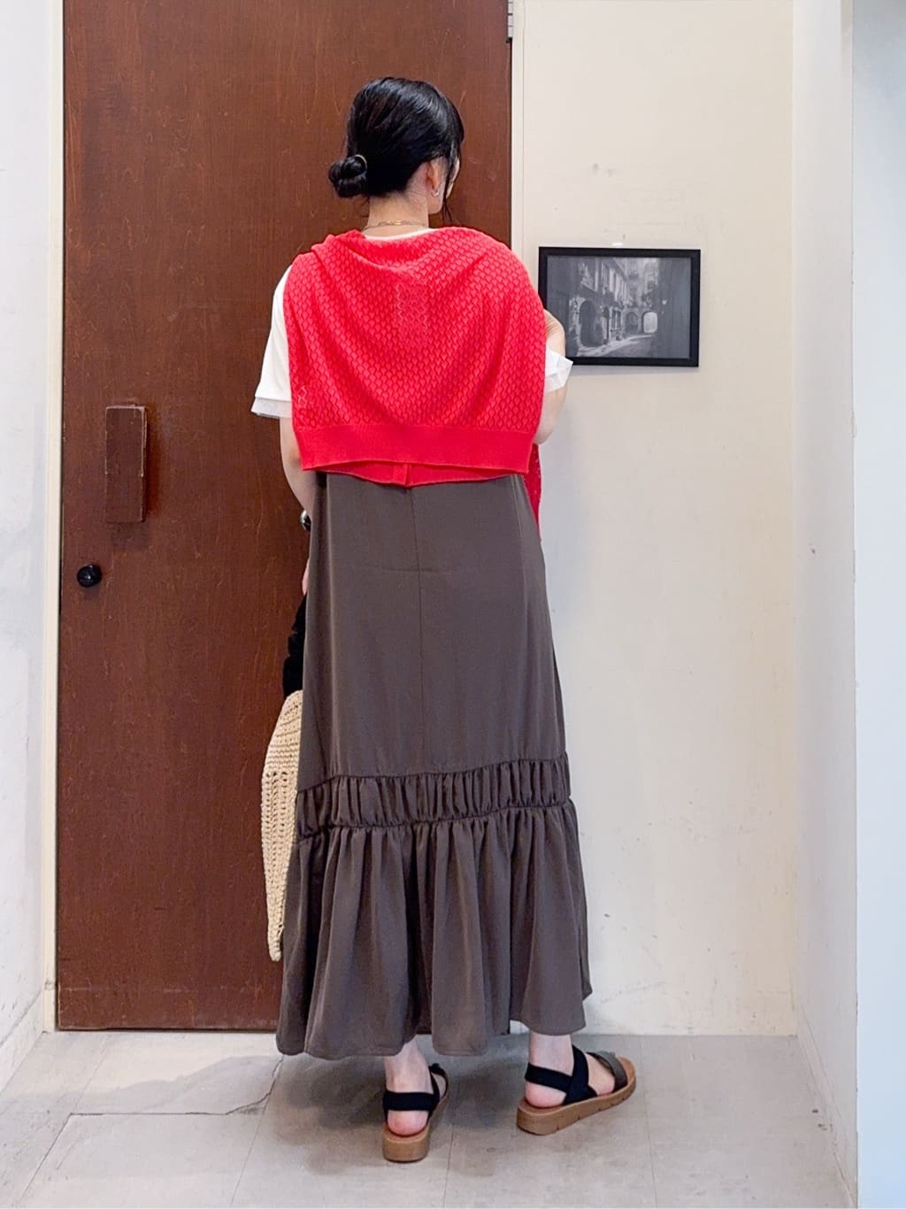 𝐇𝐢𝐫𝐨𝐦𝐢さんの「SHOO･LA･RUE｜【ひんやり】シャーリングがアクセントに 大人のデザインキャミワンピース」を使ったコーディネート