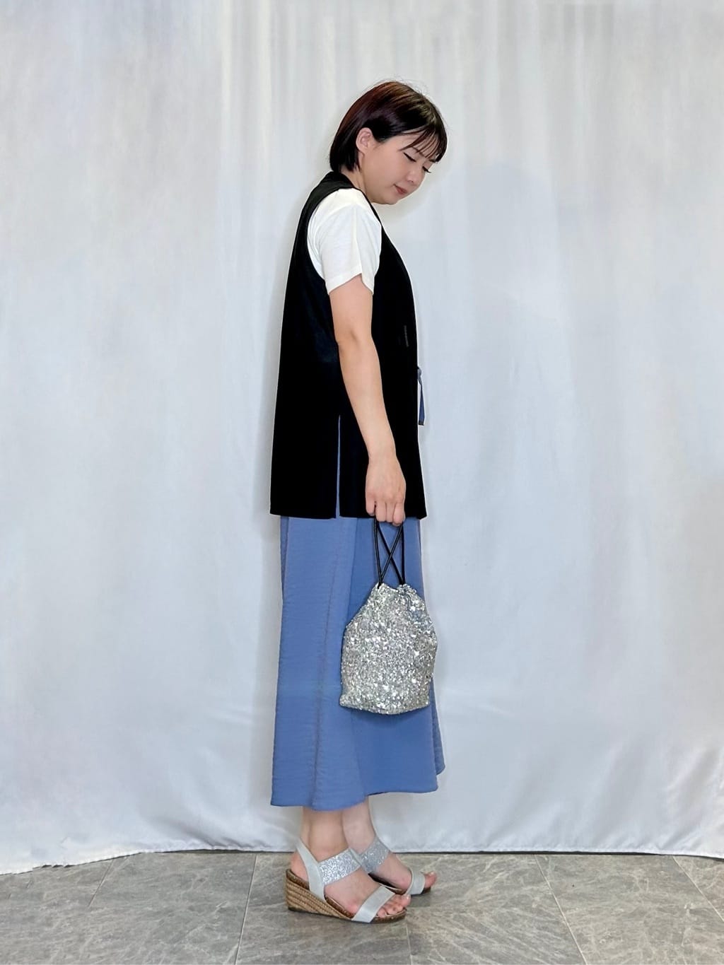 ネリさんの「SHOO･LA･RUE｜【S-LL/ひんやり】さらっとタッチできれい見え ピンタックスカーチョ」を使ったコーディネート