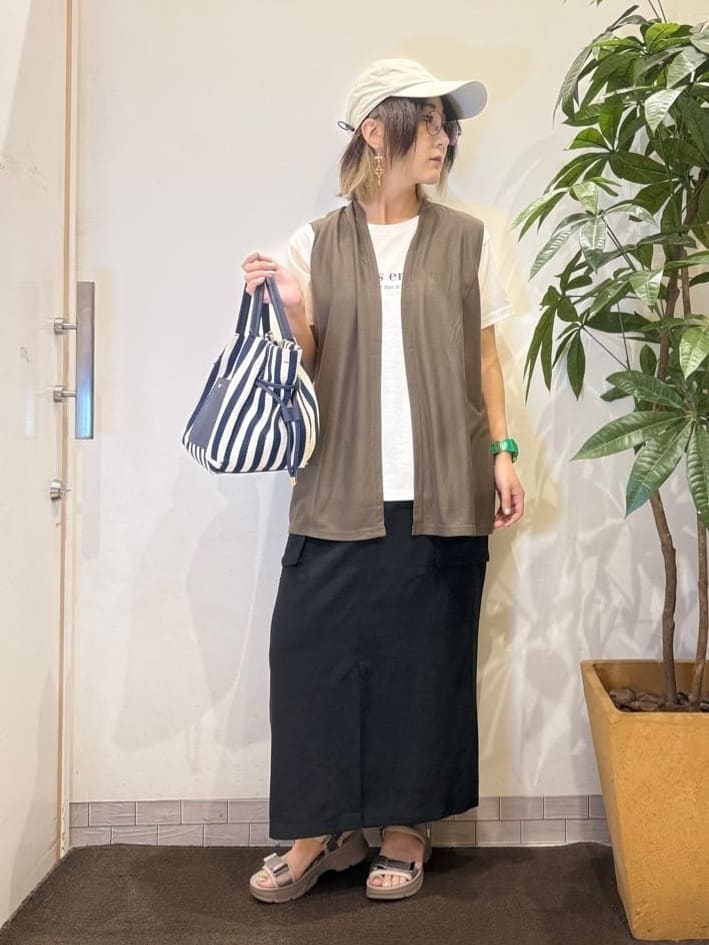 misakiさんの「SHOO･LA･RUE｜【2点セット】着回しいろいろ ジレ＋ロゴTシャツ」を使ったコーディネート