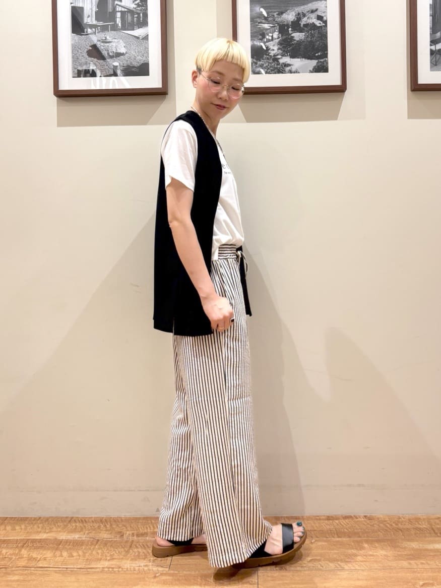 Ayumiさんの「SHOO･LA･RUE｜【2点セット】着回しいろいろ ジレ＋ロゴTシャツ」を使ったコーディネート