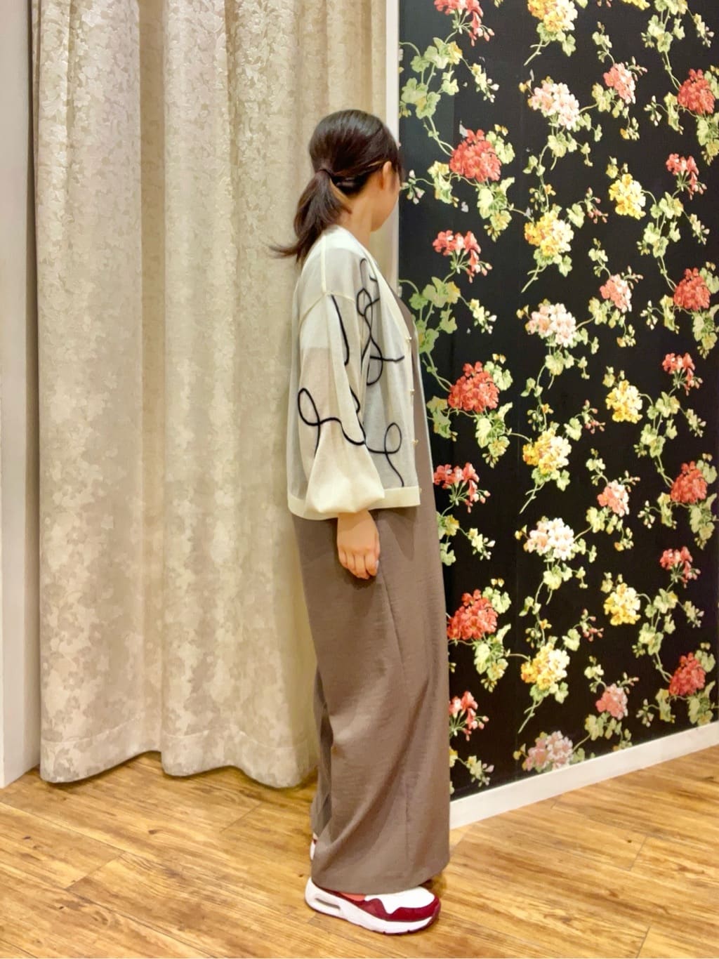 あもさんの「SHOO･LA･RUE｜ニュアンスデザインがこなれ見え 刺繍デザイン シアーカーディガン」を使ったコーディネート