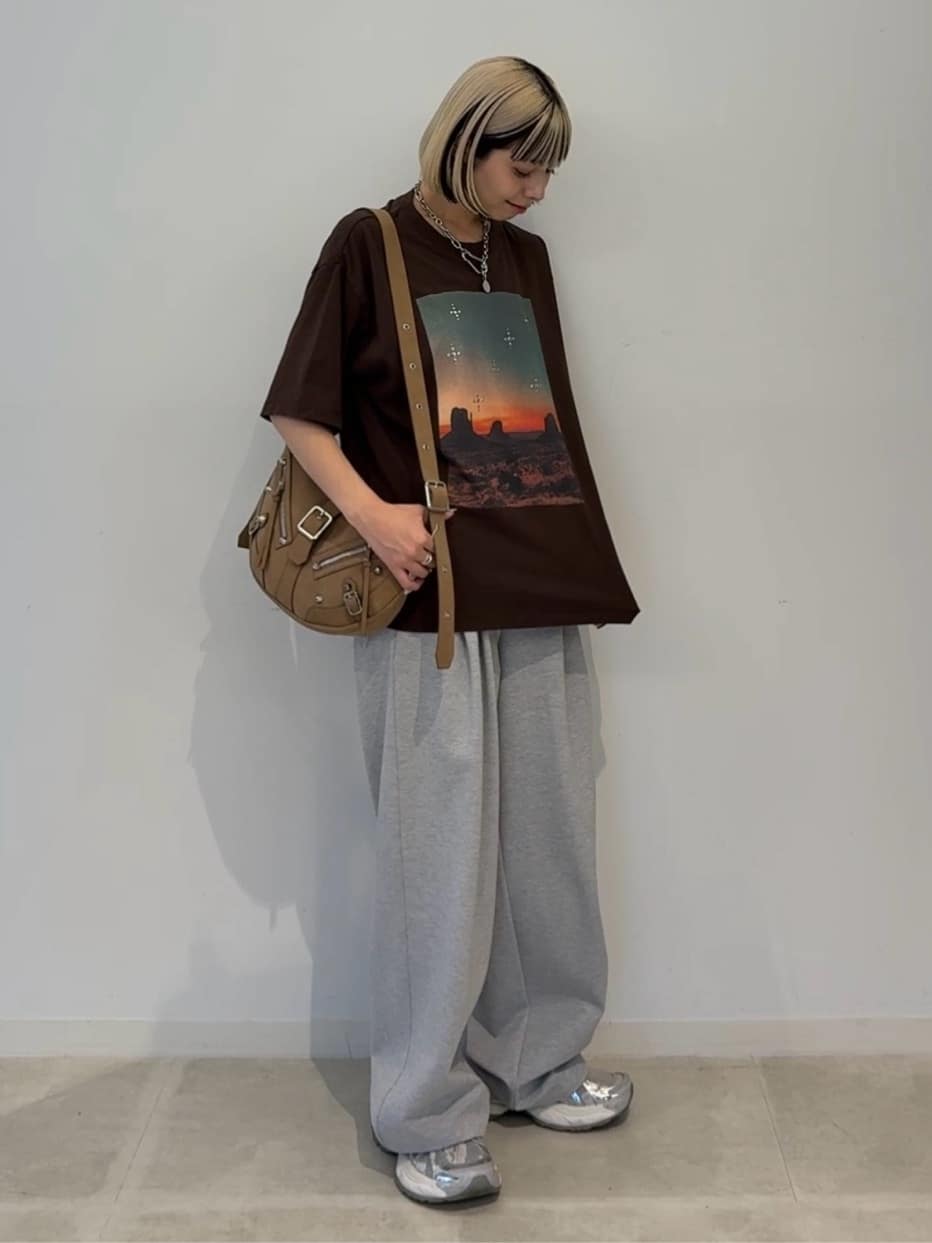 川本葵さんの「tk.TAKEO KIKUCHI｜ウェスタンフォトスタッズTシャツ」を使ったコーディネート