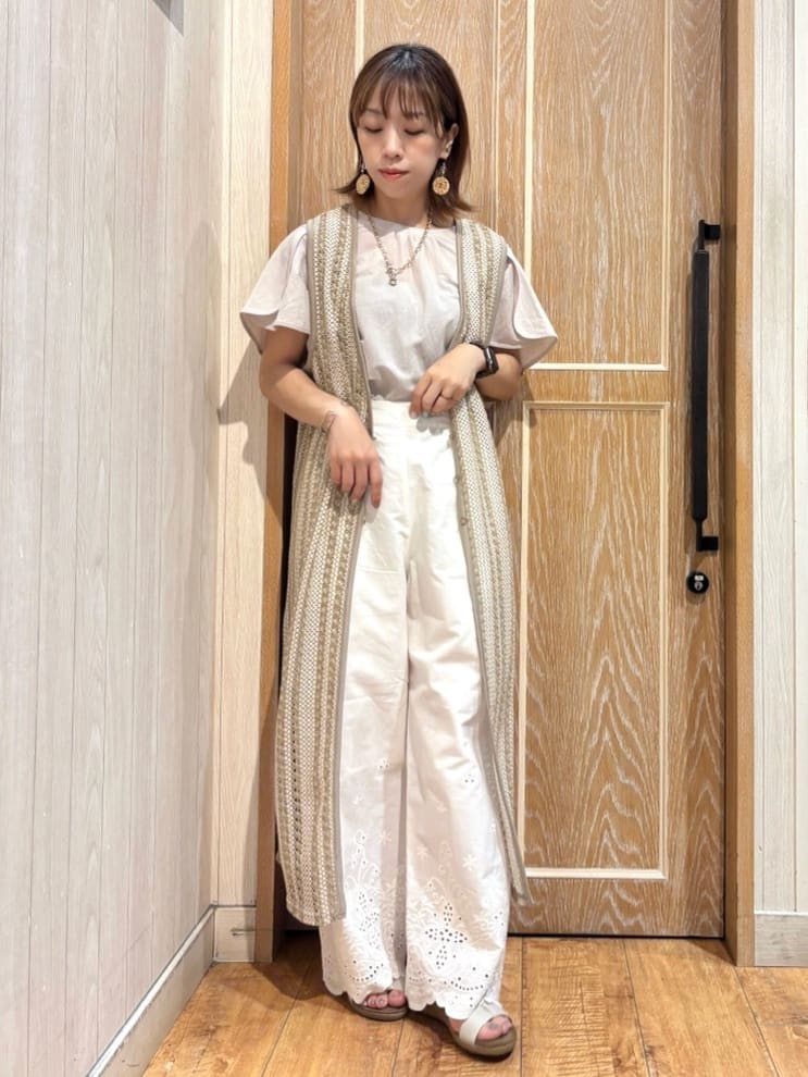 meiさんの「SHOO･LA･RUE｜【S-LL】華やかさをプラスする 裾刺繍ストレートパンツ」を使ったコーディネート