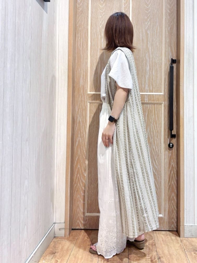 meiさんの「SHOO･LA･RUE｜【S-LL】華やかさをプラスする 裾刺繍ストレートパンツ」を使ったコーディネート