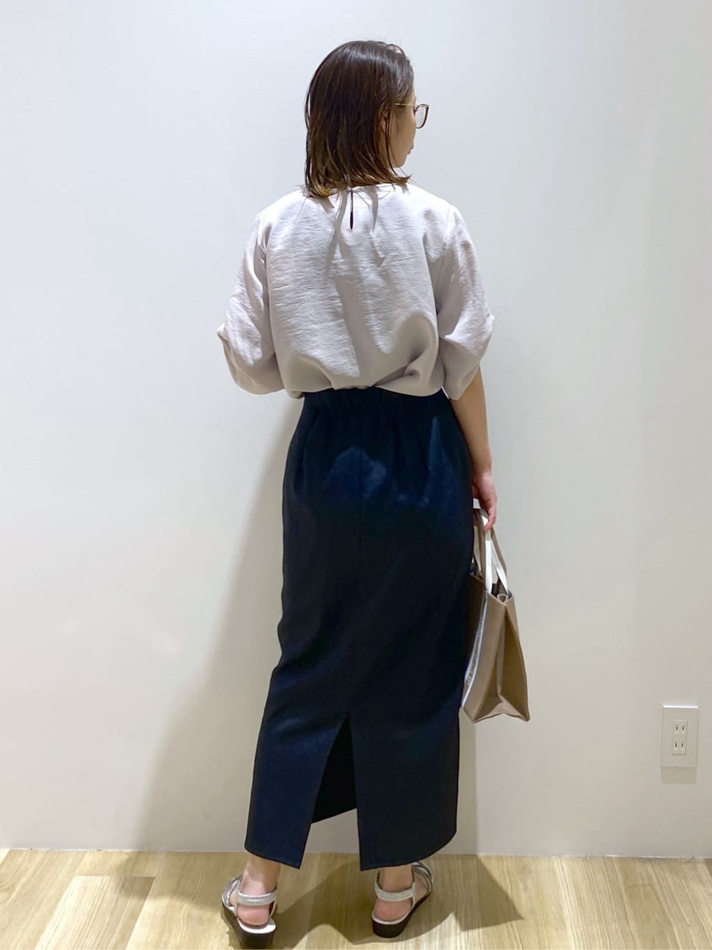 えりさんの「OPAQUE.CLIP｜リネンライクキーネックタックスリーブブラウス【洗濯機洗い可／吸水速乾／接触冷感】」を使ったコーディネート
