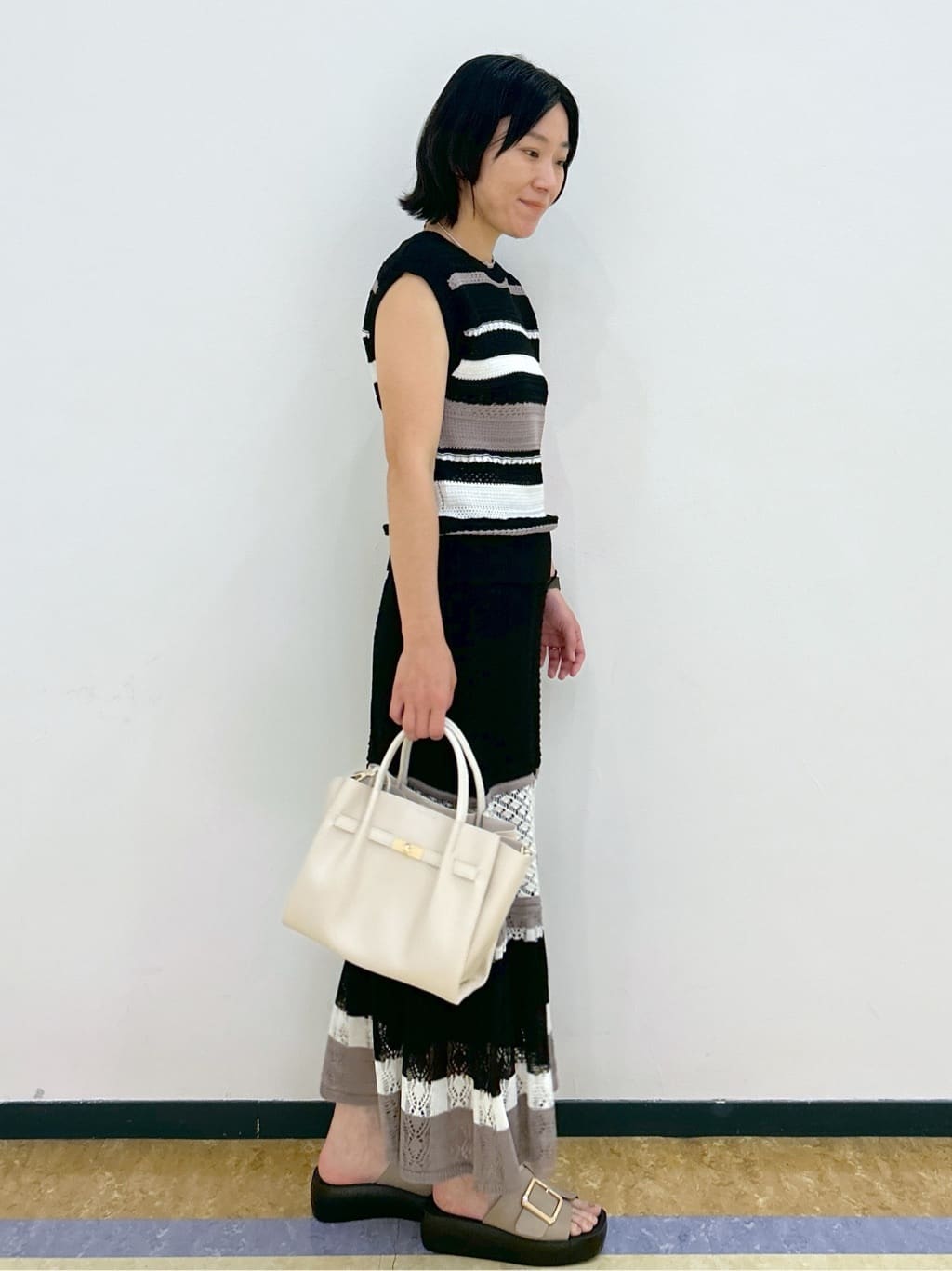 su.さんの「index｜【軽量／2WAY／通勤対応】フロントベルトデザインミドルトートバッグ」を使ったコーディネート