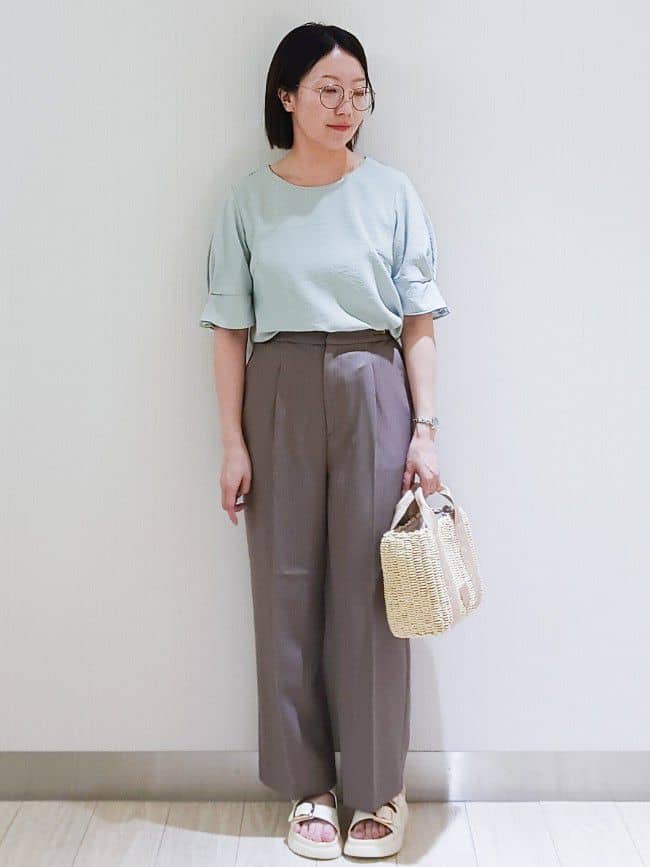 KaHoさんの「index｜《8色展開／XS-LLサイズ》タックパフスリーブブラウス【洗濯機洗い可／吸水速乾／防シワ／抗ピル】」を使ったコーディネート