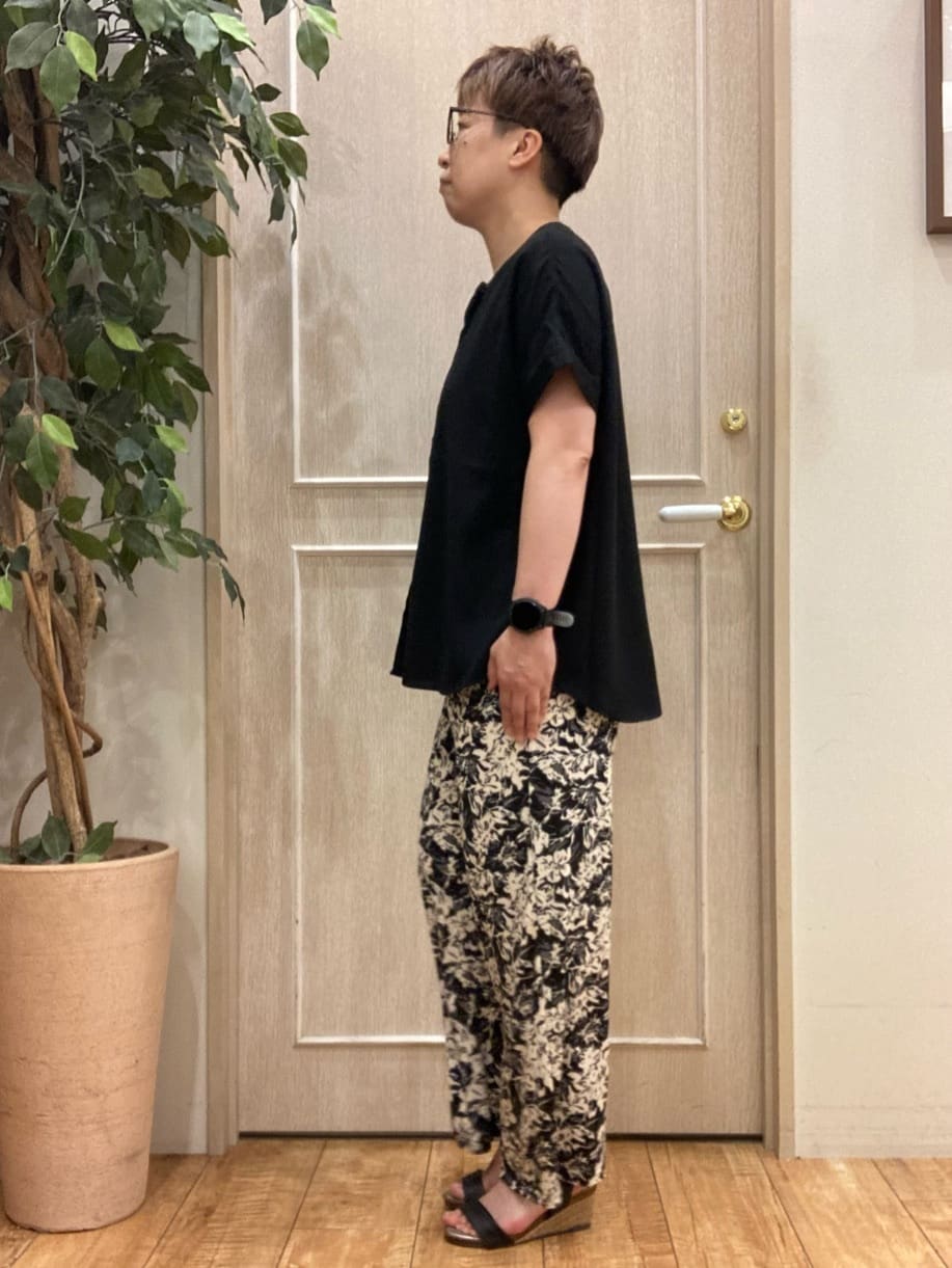 MUNEさんの「SHOO･LA･RUE｜【洗える/プチプラ】大人の抜け感をプラスする バンドカラーシャツ」を使ったコーディネート