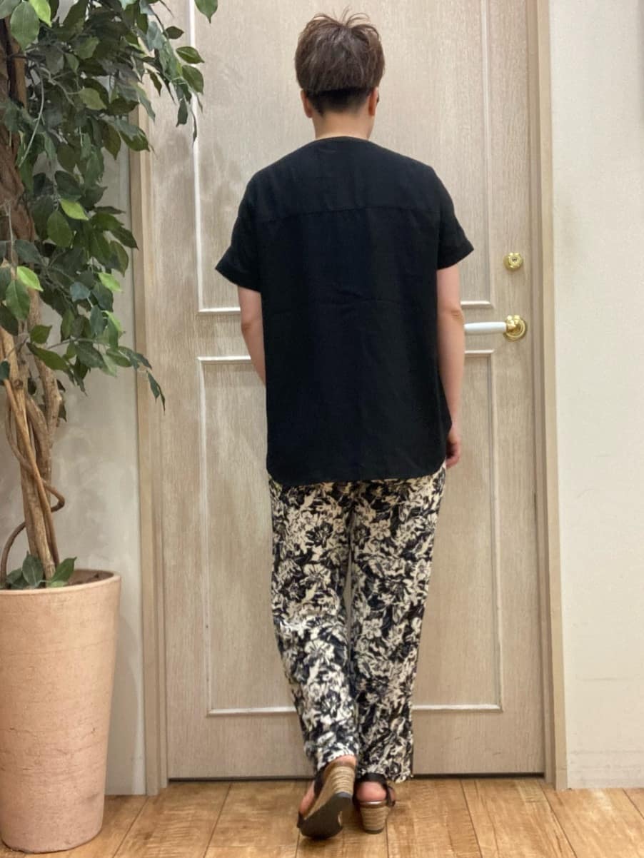 MUNEさんの「SHOO･LA･RUE｜【洗える/プチプラ】大人の抜け感をプラスする バンドカラーシャツ」を使ったコーディネート
