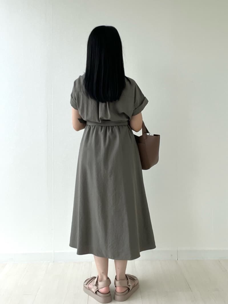 Mori Moriさんの「index｜《7色展開／XS-LLサイズ》ダブルポケットスキッパーシャツワンピース【吸水速乾／防シワ／イージーア」を使ったコーディネート