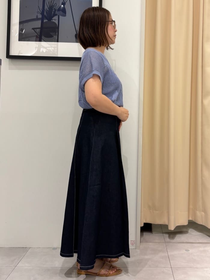 SAKUさんの「THE SHOP TK｜シーズンレスで使える デニムタックスカート/洗える」を使ったコーディネート