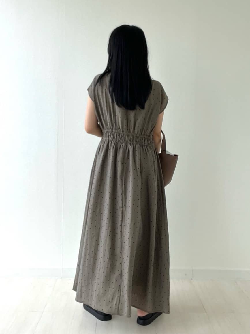 Mori Moriさんの「index｜ドットプリントワンピース【洗濯機洗い可】」を使ったコーディネート