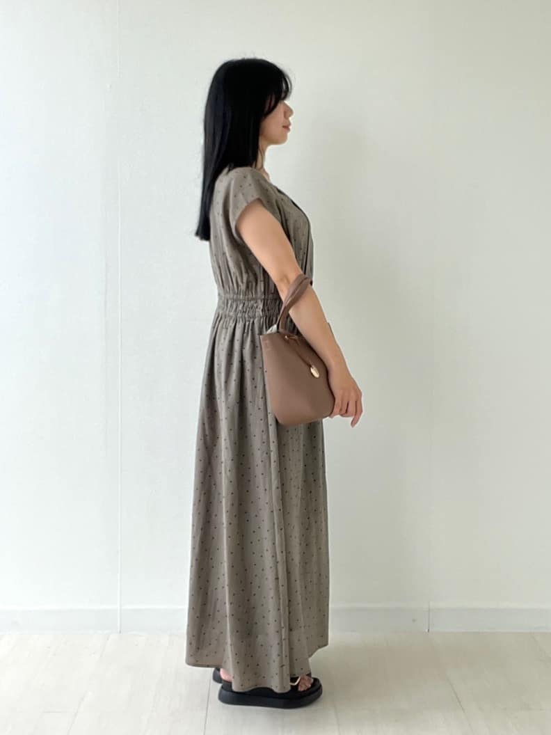 Mori Moriさんの「index｜ドットプリントワンピース【洗濯機洗い可】」を使ったコーディネート