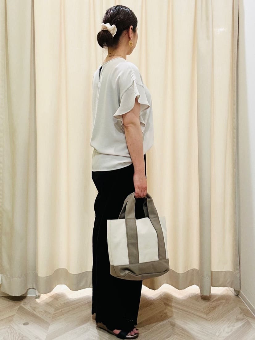 ちはるさんの「SHOO･LA･RUE｜【S-LL】華やかさをプラスする 裾刺繍ストレートパンツ」を使ったコーディネート