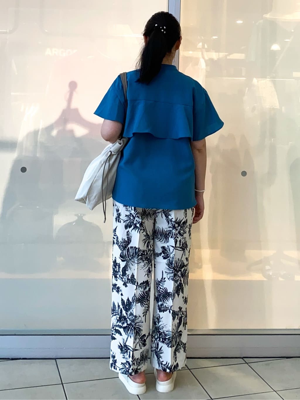 Jeanさんの「OPAQUE.CLIP｜バックフリルバンドカラーブラウス【洗濯機洗い可／吸水速乾／接触冷感】」を使ったコーディネート
