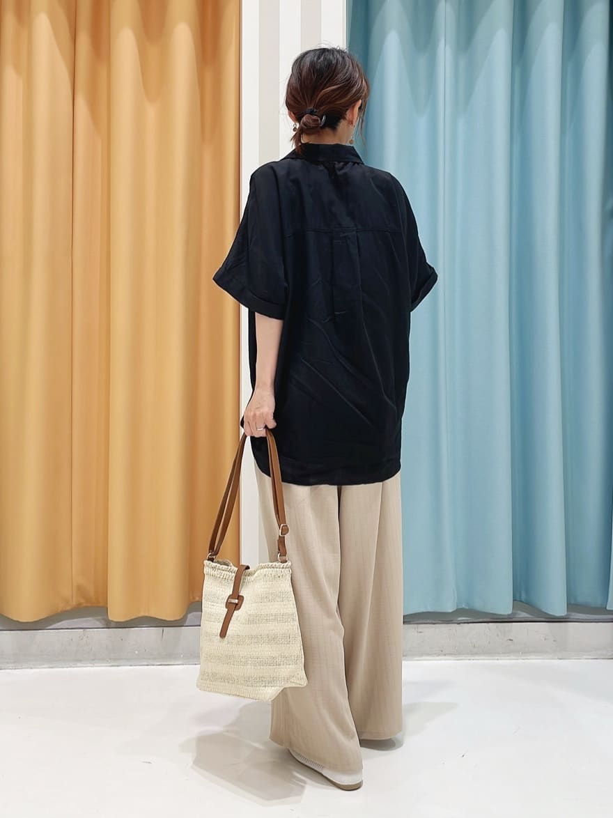 kinaさんの「SHOO･LA･RUE｜【S-LL/UV/接触冷感/抗菌防臭】体型を自然にカバー フレンチリネンブレンド襟付ドルマンシャツ」を使ったコーディネート