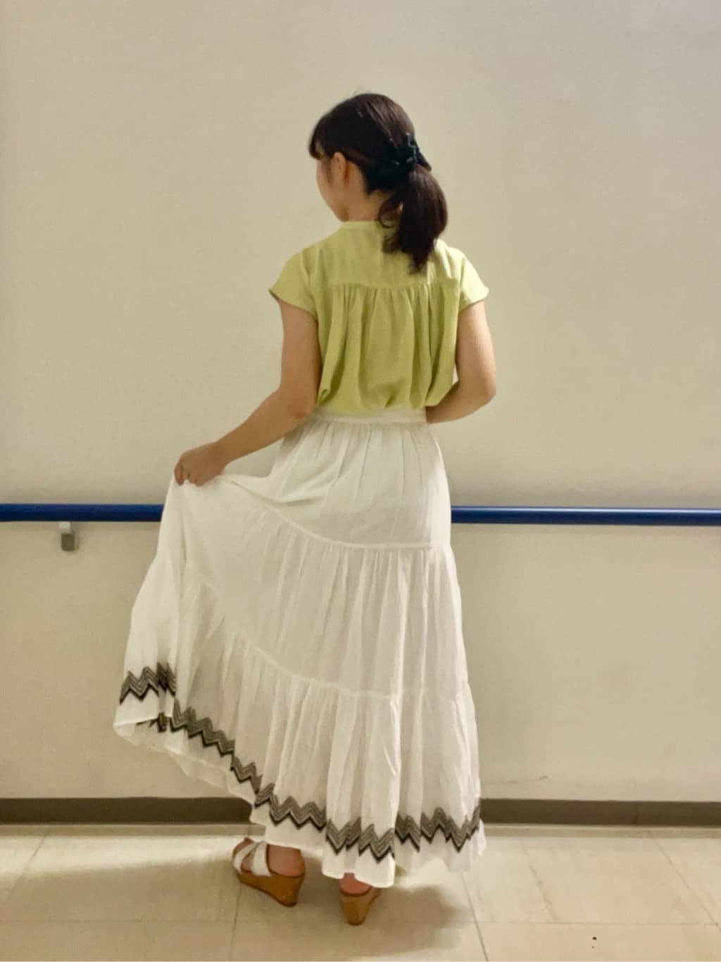 あもさんの「SHOO･LA･RUE｜【S-LL/洗濯後しわになりにくい】上品にきれい見え スラブギャザーブラウス」を使ったコーディネート