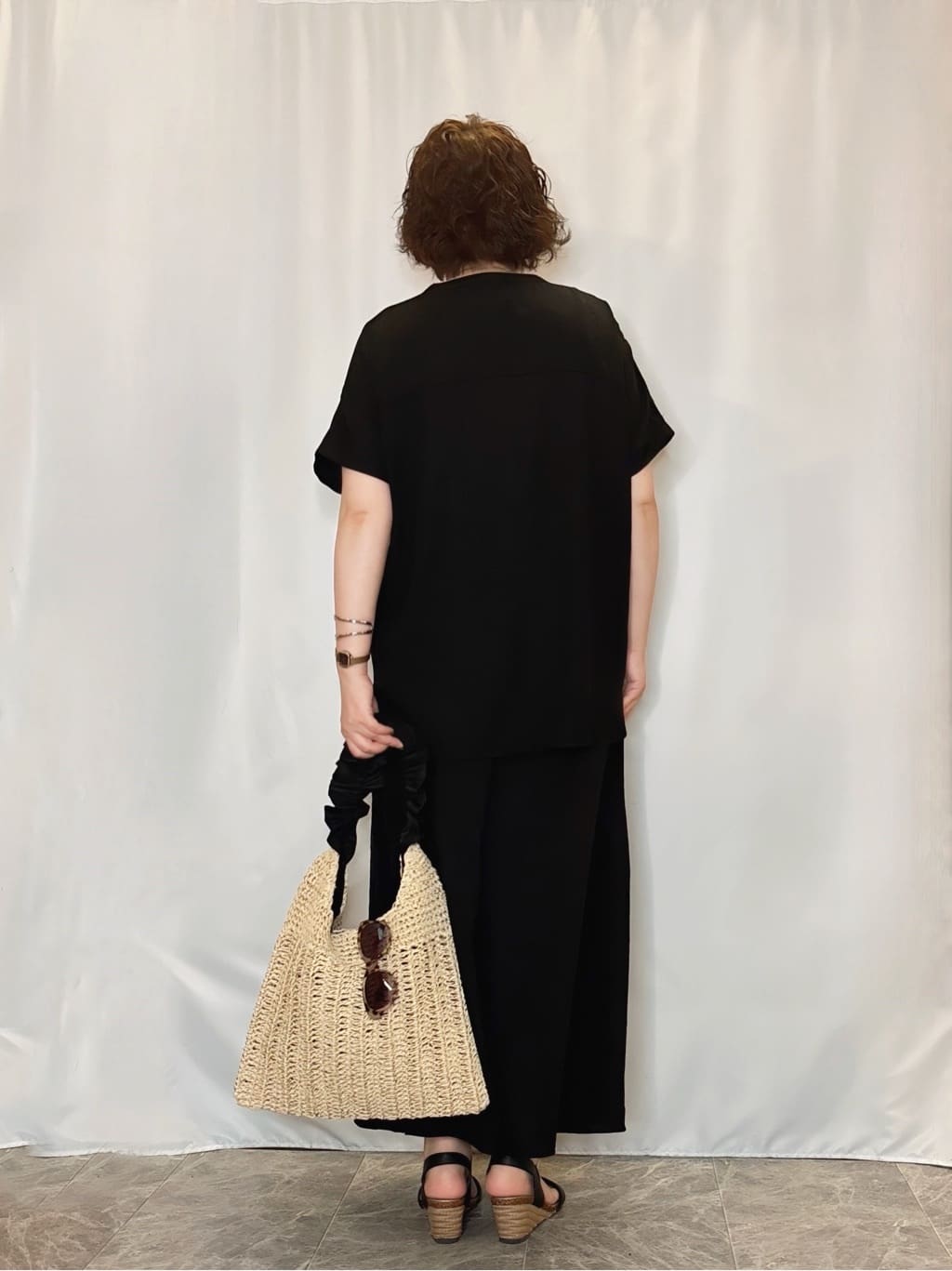 たみさんの「SHOO･LA･RUE｜【S-LL/ひんやり】さらっとタッチできれい見え ピンタックスカーチョ」を使ったコーディネート