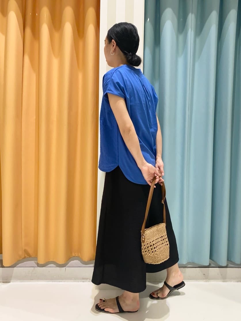 おかさんの「SHOO･LA･RUE｜【S-LL/ひんやり】さらっとタッチできれい見え ピンタックスカーチョ」を使ったコーディネート