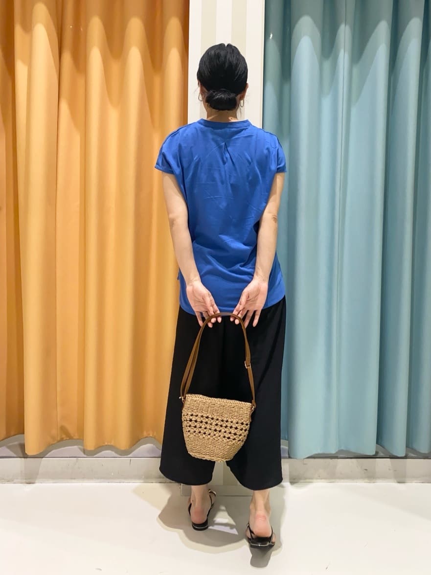 おかさんの「SHOO･LA･RUE｜【S-LL/ひんやり】さらっとタッチできれい見え ピンタックスカーチョ」を使ったコーディネート