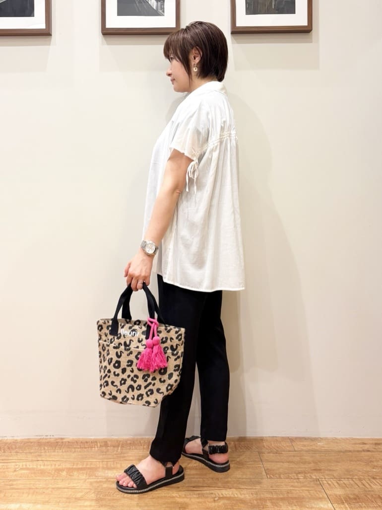 きっちょんさんの「SHOO･LA･RUE｜◆【S-LL/ひんやり】後ろ姿も抜かりなく インせず着られる バックギャザーシャツ」を使ったコーディネート