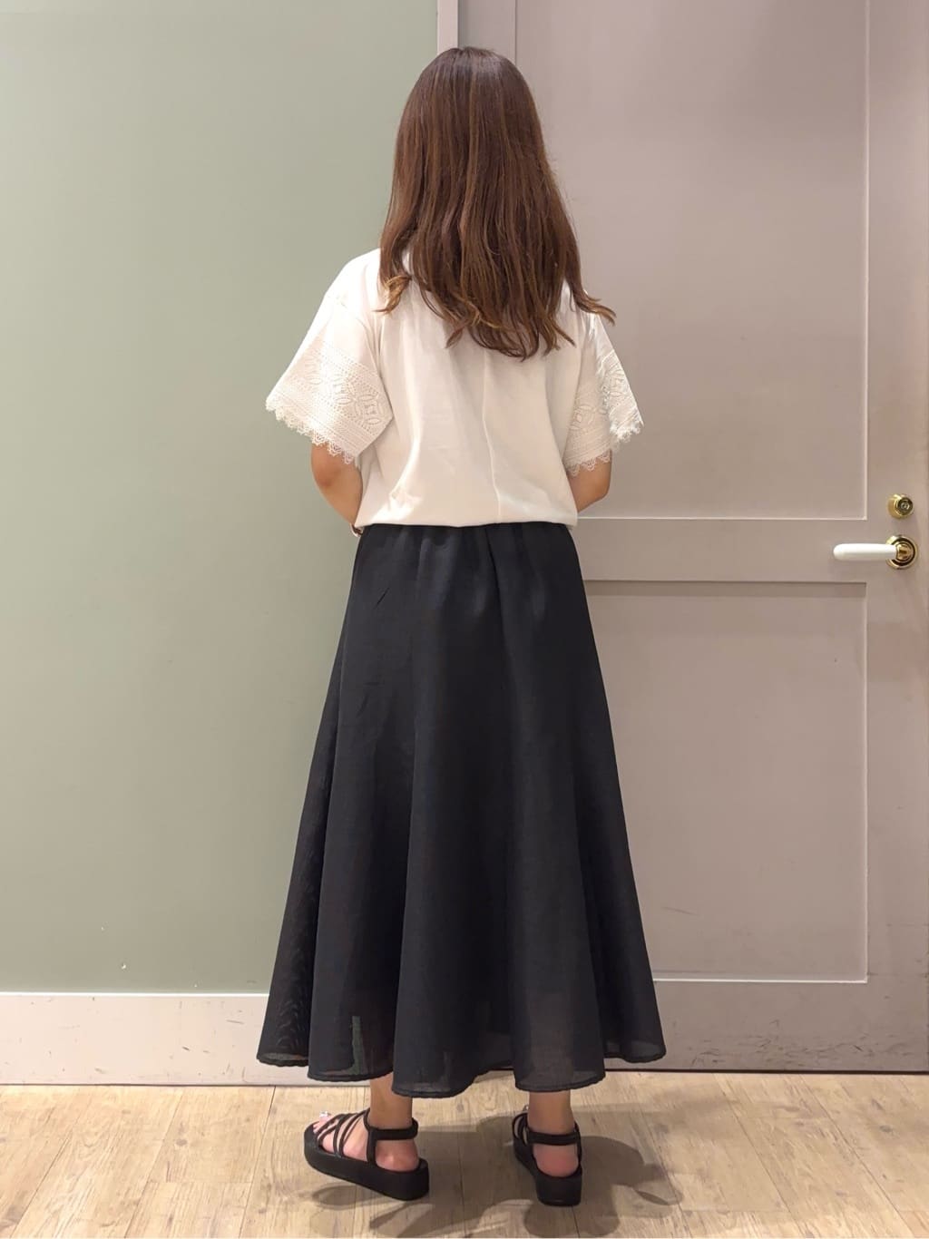 しばみさんの「grove｜【洗える/二の腕カバー】上品なレースで叶える、きちんと見えの夏Tシャツ」を使ったコーディネート