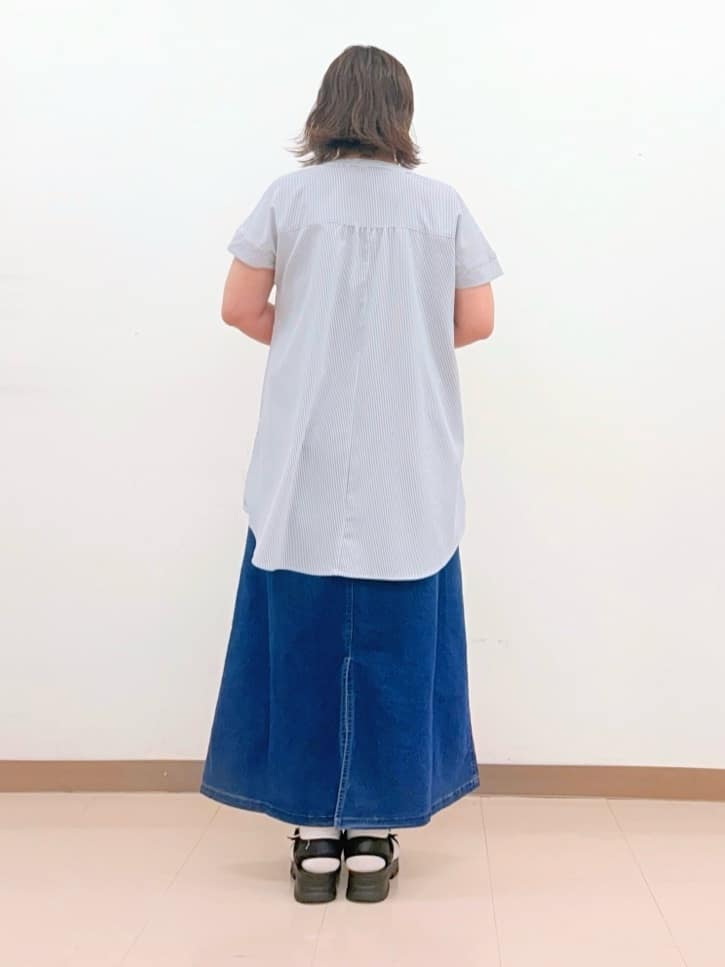 haruさんの「SHOO･LA･RUE｜【S-LL/ひんやり/体型カバー】サッカーストライプ Aラインチュニックブラウス」を使ったコーディネート