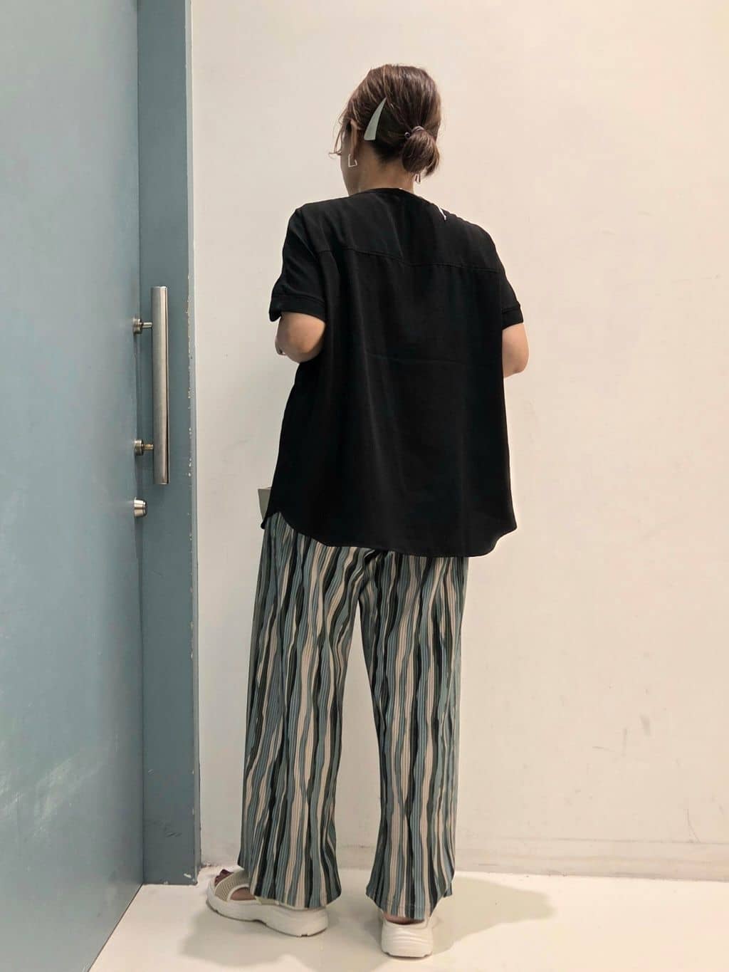 mariさんの「SHOO･LA･RUE｜【洗える/プチプラ】大人の抜け感をプラスする バンドカラーシャツ」を使ったコーディネート