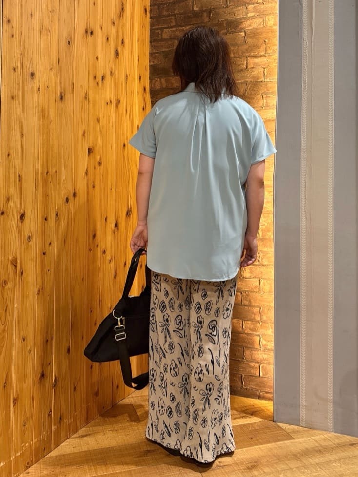 ゆかぴさんの「SHOO･LA･RUE｜【洗える/S-LL/プチプラ】さらっとすっきりきれい見え スキッパーブラウス」を使ったコーディネート