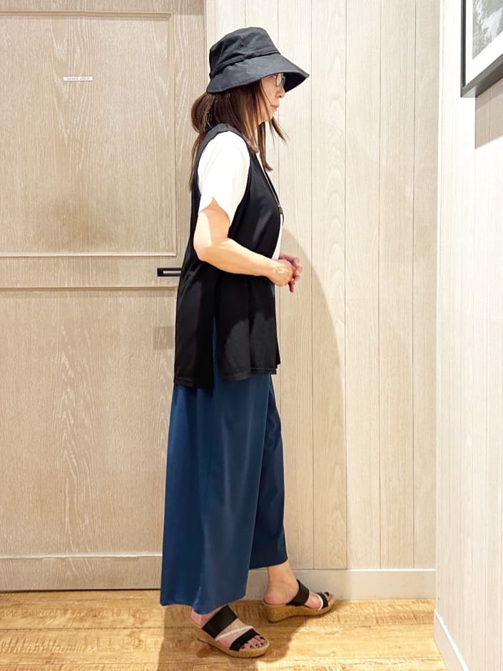 yukaさんの「SHOO･LA･RUE｜【2点セット】着回しいろいろ ジレ＋ロゴTシャツ」を使ったコーディネート