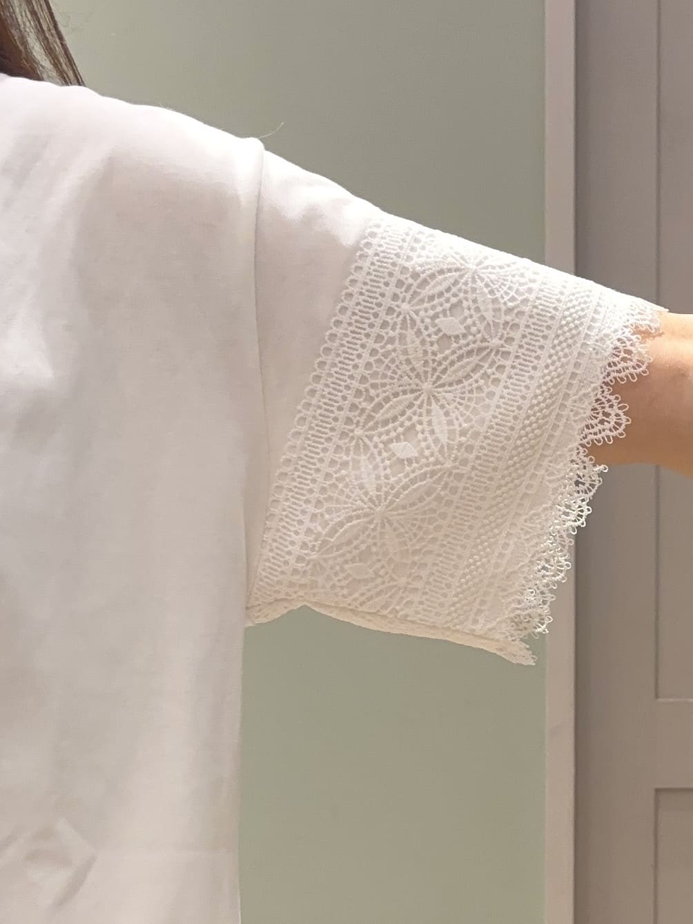 しばみさんの「grove｜【洗える/二の腕カバー】上品なレースで叶える、きちんと見えの夏Tシャツ」を使ったコーディネート