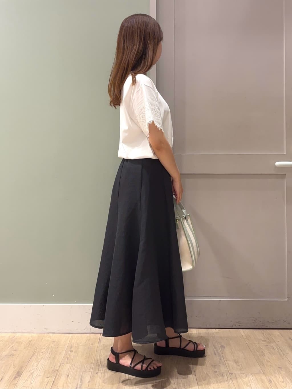 しばみさんの「grove｜【洗える/二の腕カバー】上品なレースで叶える、きちんと見えの夏Tシャツ」を使ったコーディネート