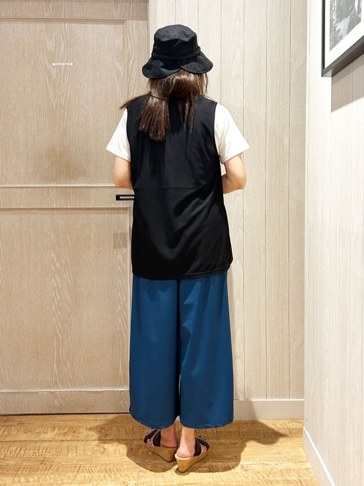 yukaさんの「SHOO･LA･RUE｜【2点セット】着回しいろいろ ジレ＋ロゴTシャツ」を使ったコーディネート