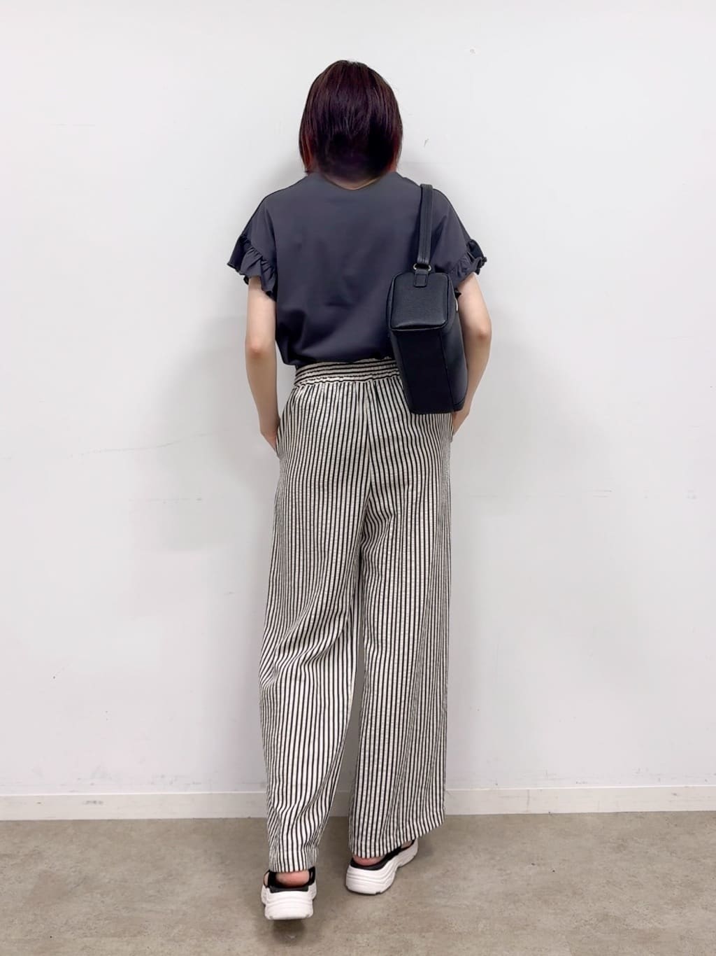 𝐜𝐡𝐢𝐤𝐚さんの「SHOO･LA･RUE｜【S-LL/汗ジミ軽減/ひんやり/UVカット】フリルTシャツ」を使ったコーディネート