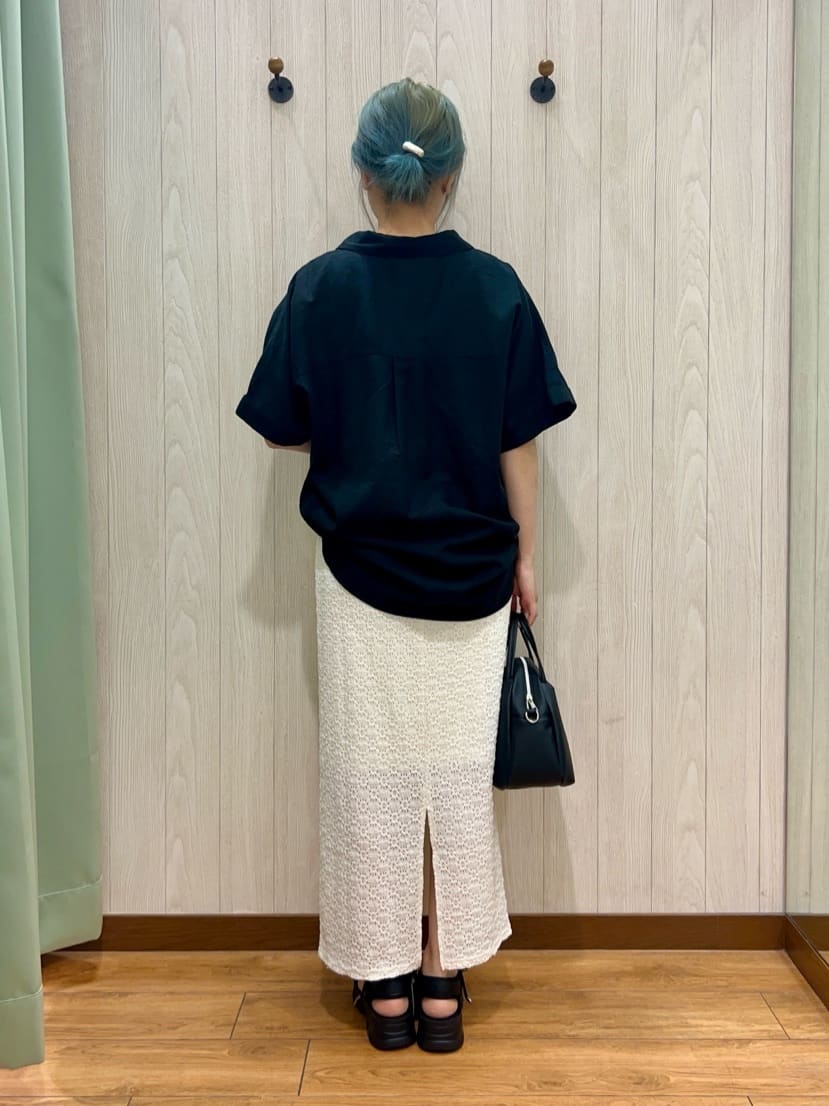 すずさんの「SHOO･LA･RUE｜【S-LL/UV/接触冷感/抗菌防臭】体型を自然にカバー フレンチリネンブレンド襟付ドルマンシャツ」を使ったコーディネート